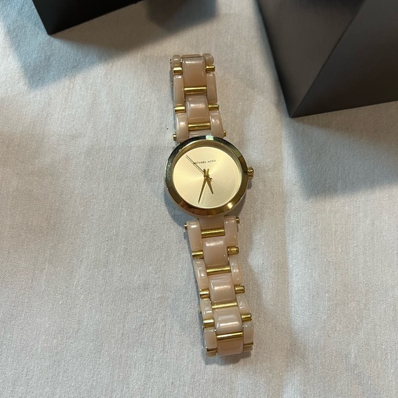 Michael Kors rose gold pale pink watch - Picture 4 of 11